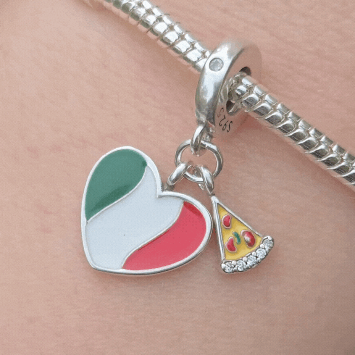 Célébrez l'amour pour l'Italie avec ce charm Cœur avec Drapeau de l'Italie et Pizza ! Fabriqué en argent S925, ce charm coloré combine l'emblématique drapeau italien et une délicieuse pizza, symboles de la culture italienne. Parfait pour les amateurs de cuisine italienne et les voyageurs, ce charm est compatible avec les bracelets Pandora, vous permettant de créer une collection unique et pleine de caractère.