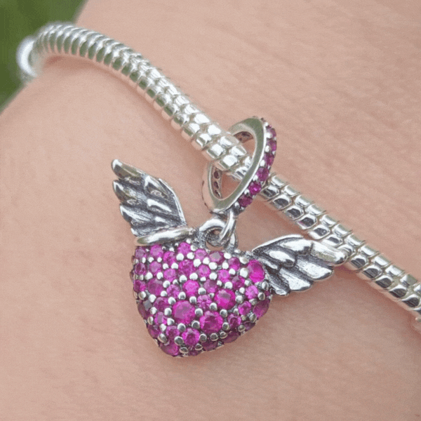 Symbolisez liberté et amour avec ce charm Cœur avec des Ailes. En argent 925, il est parfait pour illustrer vos rêves et vos émotions.