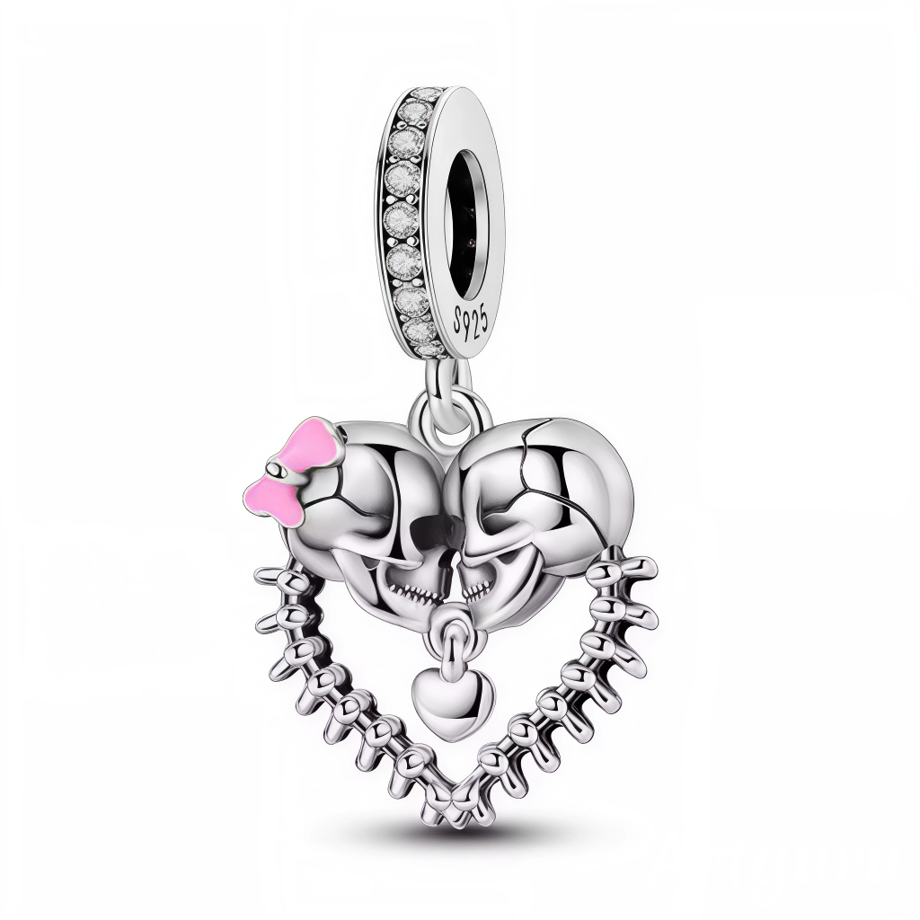 Affichez un amour sans limite et un style décalé avec ce charm unique en argent 925 ! Cette création audacieuse met en scène deux crânes formant un cœur, reliés par une chaîne d’os pour une touche résolument originale et rock’n’roll. Un joli nœud rose délicat apporte une note de tendresse à l’ensemble. Le tout est sublimé par une attache ornée de pierres scintillantes, parfaite pour illuminer vos bracelets à charms d’un éclat rebelle et romantique.