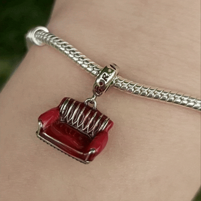 Ajoutez une touche de nostalgie et de confort à votre collection avec ce charm représentant le célèbre fauteuil rouge de la série Friends. Fabriqué en argent sterling S925, ce charm combine qualité et éclat, capturant parfaitement l'essence de l'emblématique canapé du Central Perk.