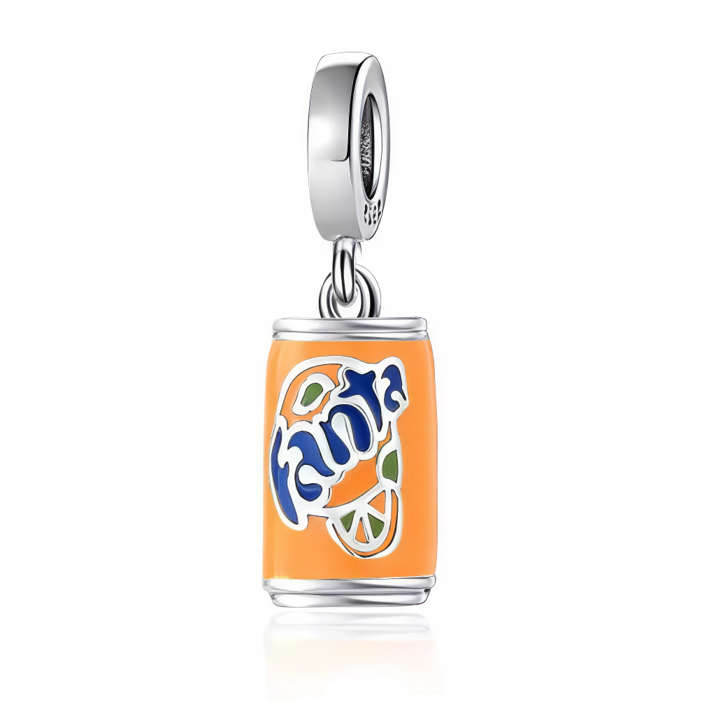 Apportez une touche fun et rafraîchissante à votre collection avec ce charm pendentif en argent 925 représentant une canette de Fanta. Avec son design miniaturisé et ses couleurs éclatantes, ce bijou est parfait pour les amateurs de soda et les esprits pétillants qui aiment afficher leur originalité.