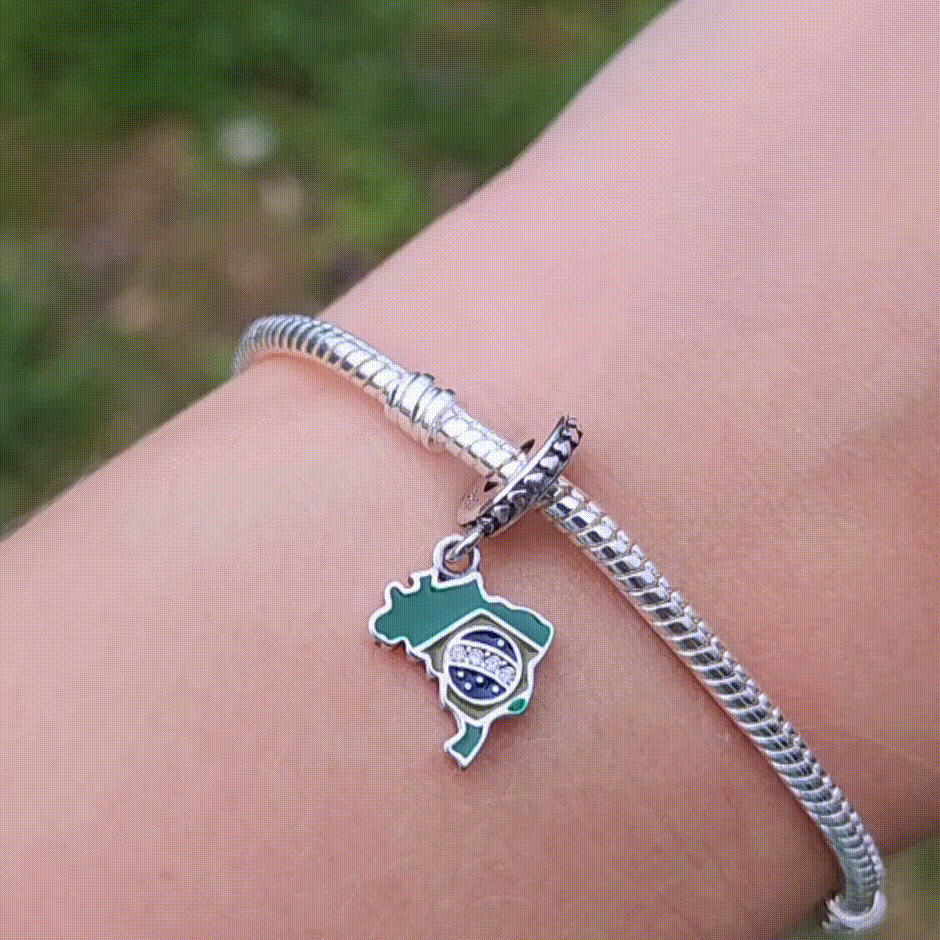 Emportez un morceau du Brésil avec vous grâce à ce Charm - Carte du Brésil, en argent sterling S925. Ce charm finement travaillé représente la forme emblématique du Brésil, capturant l'esprit vibrant et culturel de ce pays magnifique. Idéal pour les amoureux du Brésil ou ceux qui veulent garder un souvenir de leurs aventures, ce charm est un symbole parfait de voyages et de découvertes.