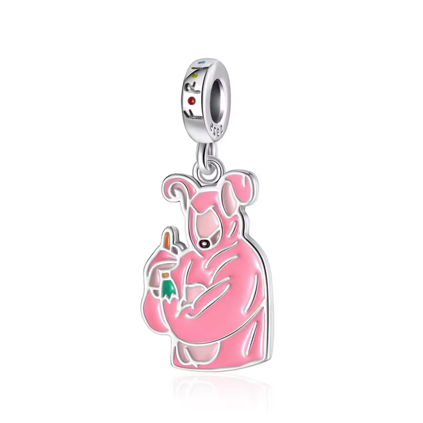 Revivez le moment hilarant de Chandler Bing dans Friends avec ce charm inspiré de son costume de lapin rose. Ce bijou capture l’esprit sarcastique et maladroit de Chandler, parfait pour les fans qui adorent les instants comiques de la série.