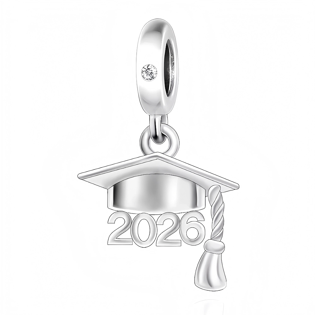 Célébrez une réussite inoubliable avec ce charm pendentif en argent 925 représentant un chapeau de diplômé finement gravé de l'inscription 2026. Symbole d'accomplissement et de nouveaux départs, ce bijou élégant est un hommage parfait à des années de persévérance. Raffiné et porteur de sens, il s’accorde harmonieusement avec vos bracelets et colliers pour marquer cette étape mémorable avec fierté et style.