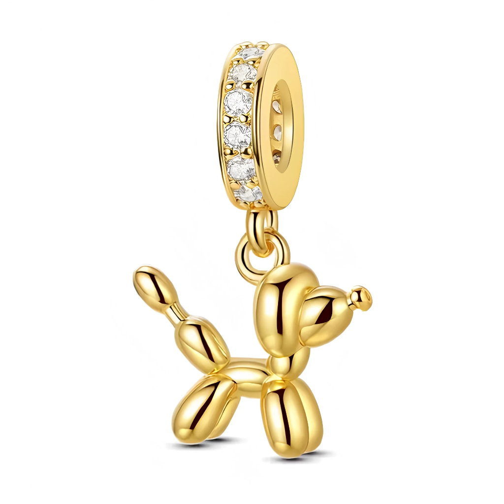Osez l’éclat et l’originalité avec ce charm pendentif en argent 925, représentant un chien ballon gonflable à l’allure artistique et décalée. Inspiré de l’univers pop art, ce bijou doré attire tous les regards avec son design à la fois espiègle et raffiné. Une pièce audacieuse, parfaite pour illuminer vos bracelets et colliers d’une touche d’humour chic et de créativité.