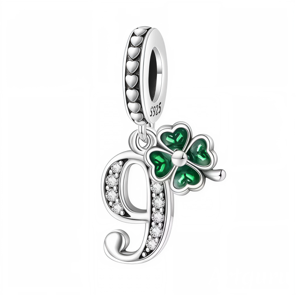 Ajoutez une touche de chance et de raffinement à votre bracelet avec ce charm pendentif en forme de chiffre "9", réalisé en argent 925 et orné d’un trèfle à 4 feuilles vert, symbole universel de porte-bonheur. Un bijou élégant, parfait pour mettre en valeur un chiffre marquant tout en attirant la chance.
