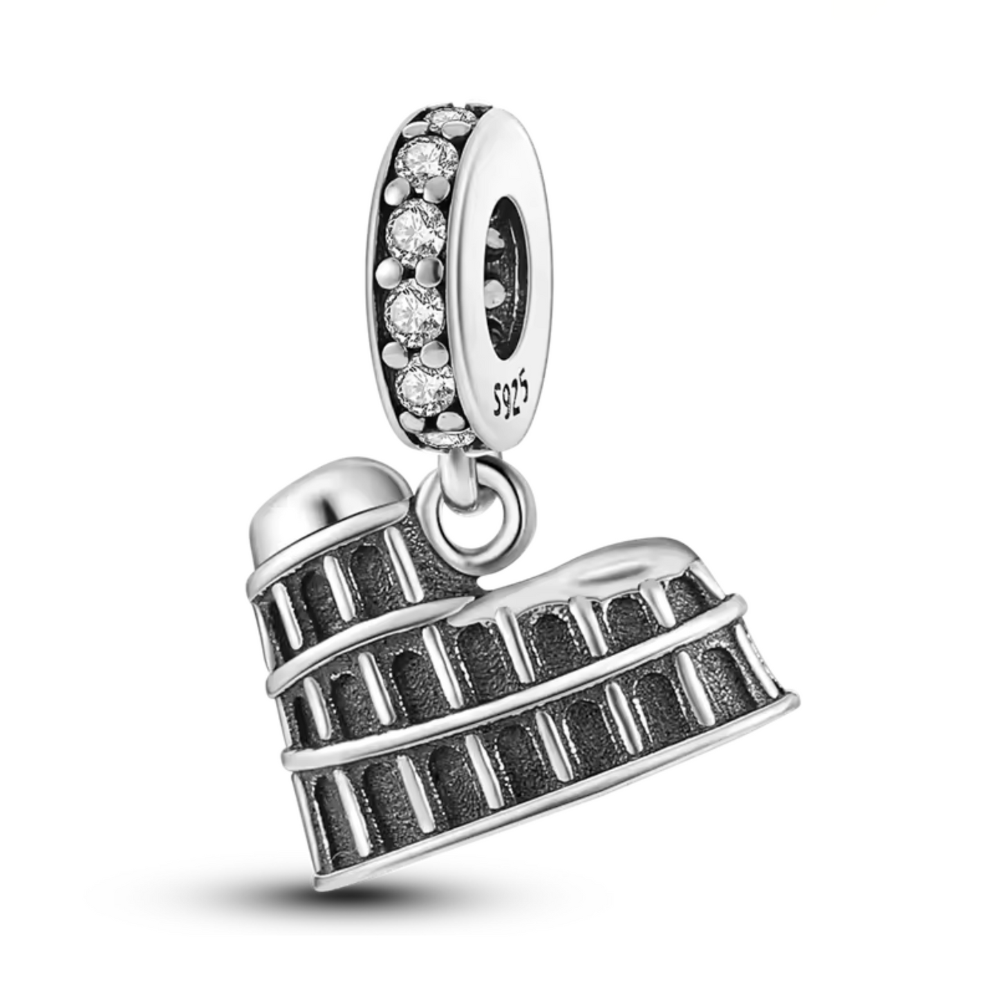Capturez la grandeur de l'Empire romain avec ce charm représentant le Colisée de Rome. Fabriqué en argent 925, ce bijou célèbre l’histoire, l’architecture et la culture de l’une des sept merveilles du monde antique. Parfait pour les amateurs de voyages, d’histoire et d’art, ce charm rend hommage à l’héritage de la Rome éternelle et à son influence sur le monde moderne.