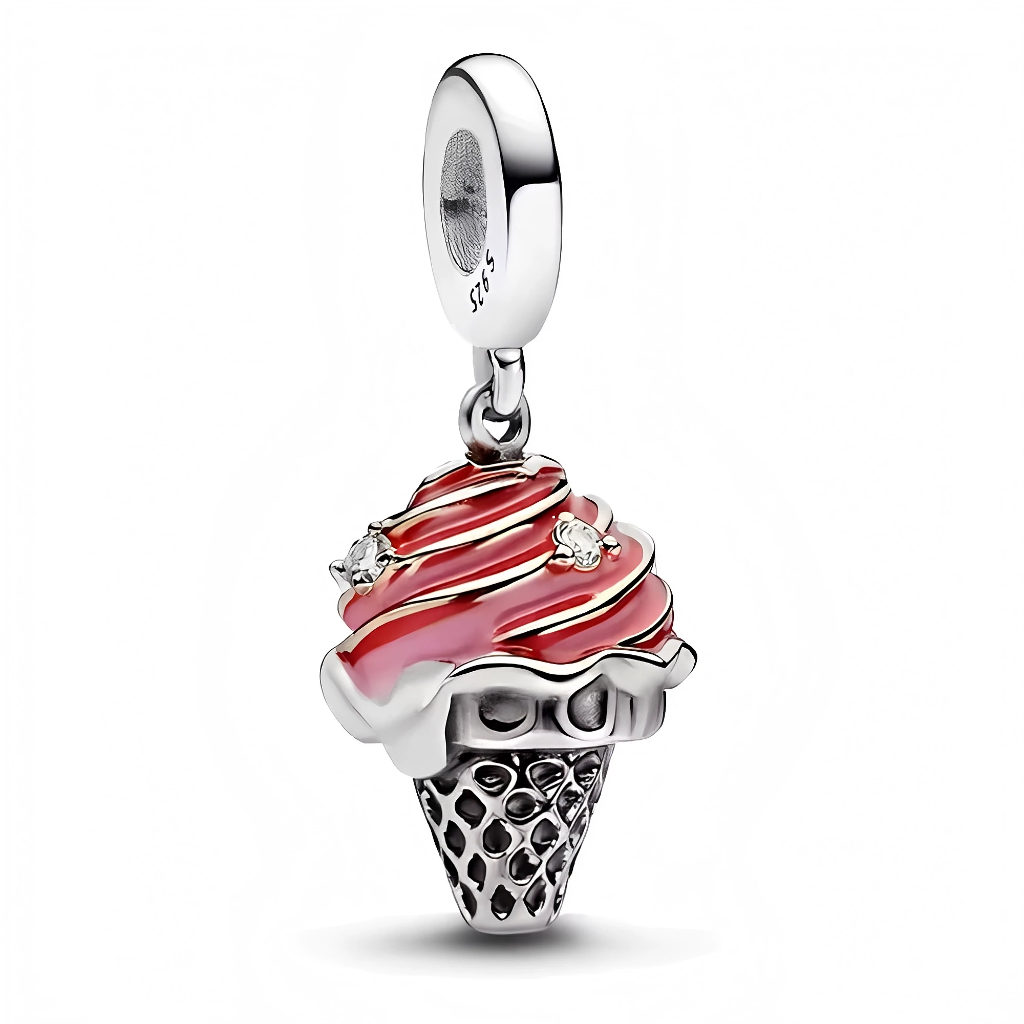 Ajoutez une note sucrée et estivale à votre collection avec ce charm pendentif en argent 925 représentant une crème glacée cornet, décorée d’un glaçage rose émaillé. Avec son design gourmand et pétillant, ce bijou apporte fraîcheur, fantaisie et une touche de légèreté à vos looks. Parfait pour les amatrices de bijoux originaux et pleins de bonne humeur !