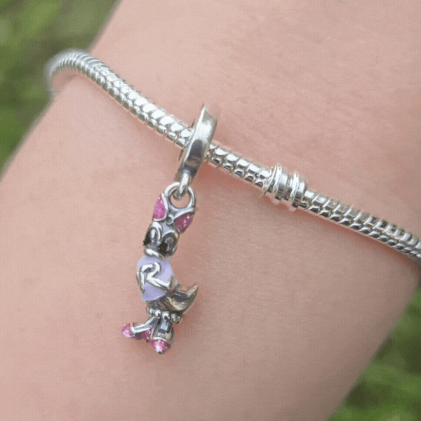 Ajoutez une touche de grâce et de glamour avec le Charm - Daisy, en argent sterling S925. Ce charm représente la charmante Daisy Duck, toujours élégante avec son sourire malicieux et sa personnalité pétillante. Parfait pour les fans de Disney, ce charm apportera une note de féminité et de caractère à votre bracelet.