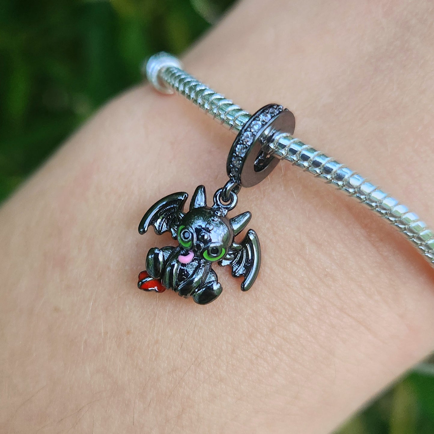 Ajoutez une touche de mystère et de puissance à votre collection avec ce charm en forme de dragon noir. Fabriqué en argent sterling 925, ce charm de haute qualité est compatible avec tous les bracelets Pandora, vous permettant d'incorporer un symbole de force et de légende à votre bijou préféré. Parfait pour les amateurs de mythologie et de créatures fantastiques, ce charm capture l'élégance féroce d'un dragon noir avec des détails finement sculptés, ajoutant une note audacieuse et majestueuse à votre brace
