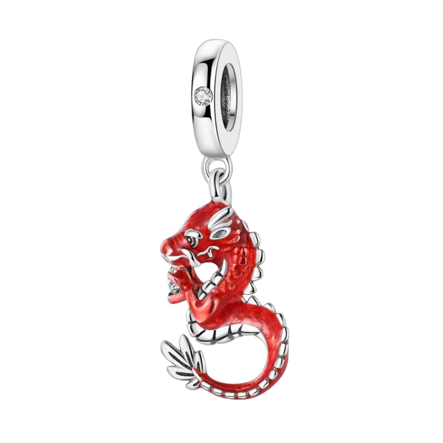 Ajoutez une touche de puissance et de mystère à votre bracelet avec le Charm Dragon Rouge, finement sculpté en argent 925 et rehaussé d’un émail rouge éclatant. Symbole de force, de protection et de sagesse, ce charm incarne l'énergie et la tradition légendaire du dragon.
Ce bijou captivant est idéal pour ceux qui souhaitent exprimer leur courage ou célébrer une connexion culturelle spéciale. Compatible avec les bracelets Pandora et similaires, ce charm est une pièce incontournable pour une collection uniq