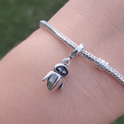 Ajoutez une touche de futur et de charme à votre collection avec ce charm inspiré par Eve, le célèbre robot de WALL-E. Conçu en argent sterling S925, ce charm capture l'élégance et la sophistication du personnage avec des détails minutieux.