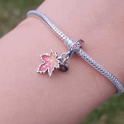 Célébrez la beauté de la saison avec ce Charm - Feuille d'Automne, en argent sterling S925. Ce charm délicatement conçu capture les nuances chaleureuses et les détails d'une feuille d'automne, symbole de changement et de beauté éphémère. Parfait pour ceux qui aiment la nature et les paysages enchanteurs de l’automne, ce charm apporte une touche d'élégance et de nostalgie à votre collection.