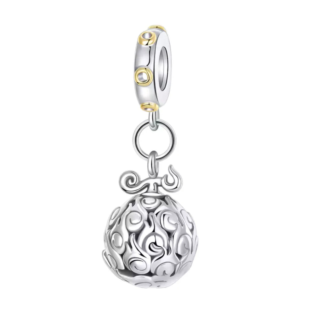 Ce charm rend hommage aux mythiques Akuma de l’univers One Piece: une sphère finement ciselée de spirales « maudites » symbolisant l’éveil des pouvoirs, suspendue à une bélière lisse ponctuée d’anneaux dorés. Son design bicolore élégant permet de l’intégrer à un bracelet thématique anime, marin ou trésor de pirate. Idéal pour les passionnés qui souhaitent afficher leur côté aventurier sans renoncer à l’esthétique joaillière.