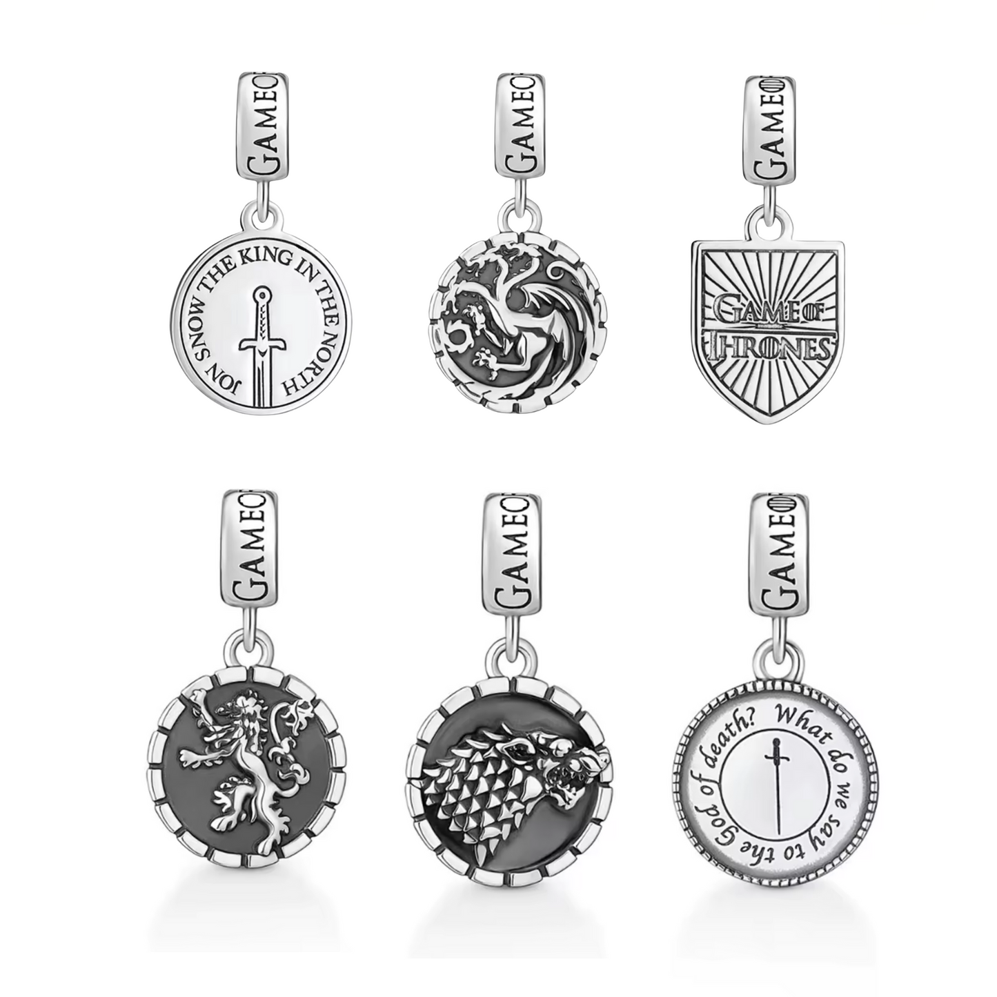 Découvrez une collection prestigieuse de charms médaillons, inspirée de l'univers épique de Game of Thrones. Chacun de ces bijoux finement travaillés représente un symbole emblématique des héros, maisons, ou intrigues de Westeros. Fabriqués en métal argenté avec des gravures précises, ces médaillons capturent l'essence des légendes qui ont marqué les Sept Royaumes.