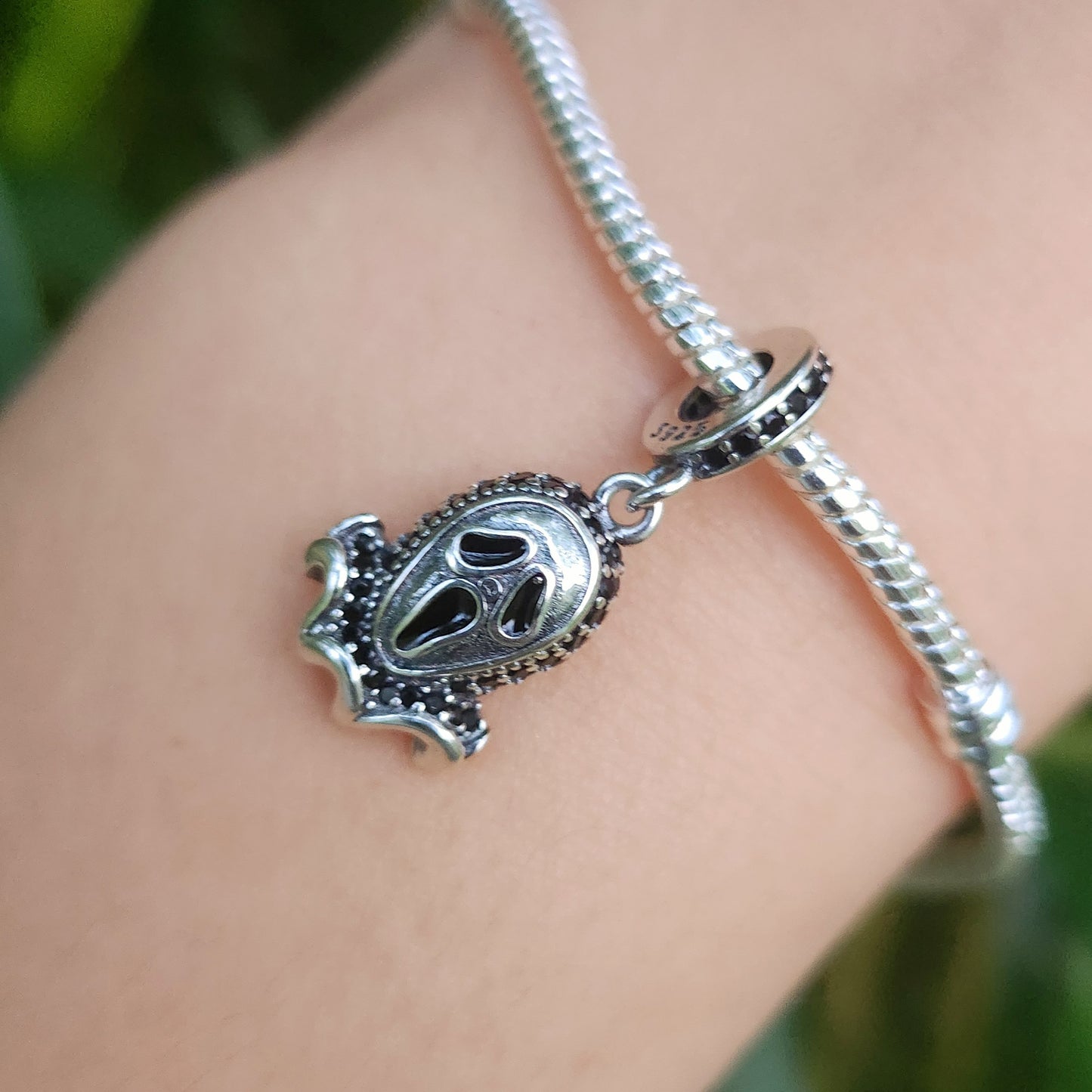 Ajoutez une touche d'horreur iconique à votre collection avec le Charm - Ghostface de la saga Scream, en argent sterling S925. Ce charm représente le célèbre tueur masqué de la série de films d’horreur culte, Ghostface, dans son style sinistre et effrayant. Parfait pour les amateurs de films d'horreur et de frissons, ce charm est idéal pour compléter un look audacieux et mystérieux.