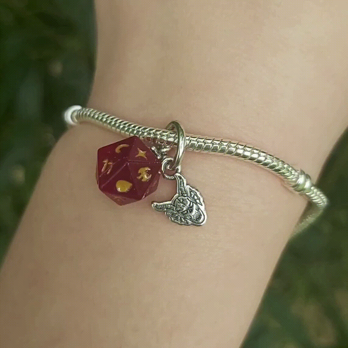 Ajoutez une touche de mystère et d'aventure à votre collection avec ce charm Hellfire Club inspiré de Stranger Things. Confectionné en métal noirci et finement détaillé, ce charm représente le logo emblématique du Hellfire Club, symbolisant la camaraderie et l'esprit d'équipe des aventuriers de Hawkins. Avec son design unique et ses détails captivants, ce bijou est parfait pour les fans de la série qui souhaitent afficher leur passion pour l'univers fantastique des années 80. Compatible avec les bracelets P