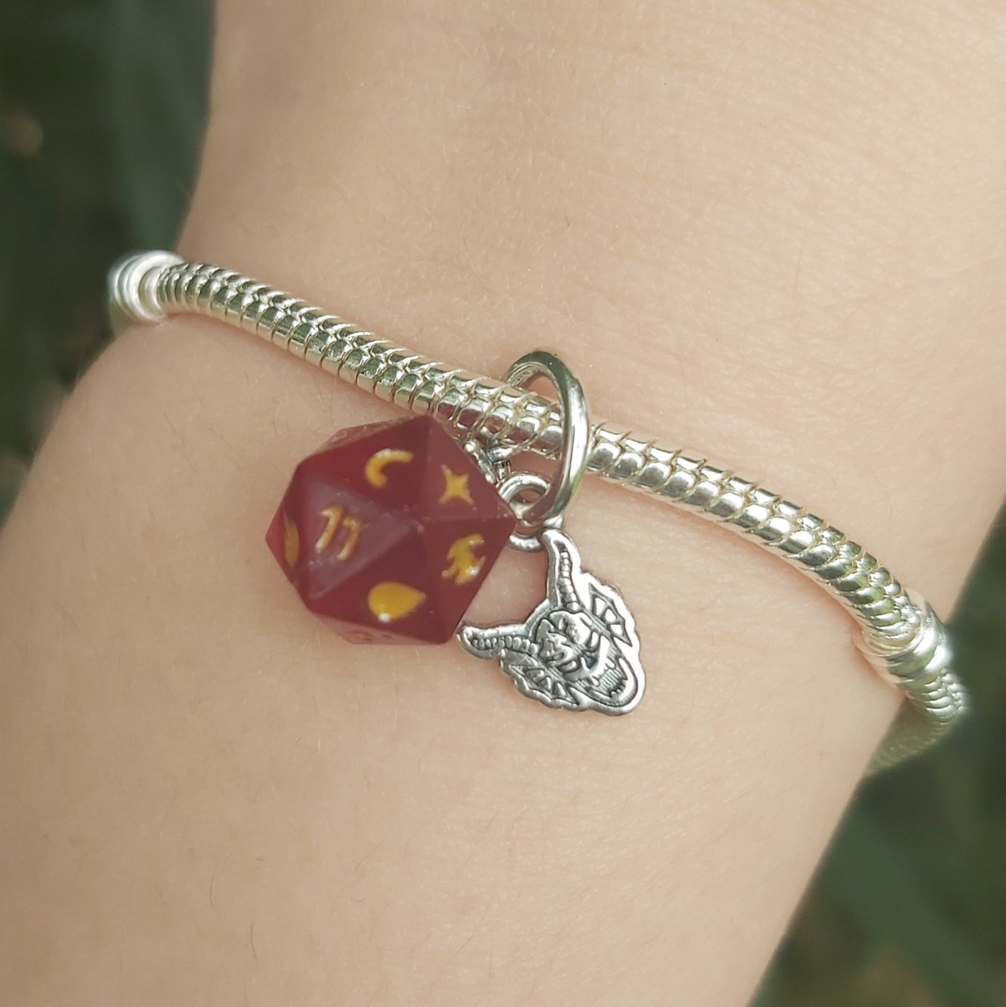 Ajoutez une touche de mystère et d'aventure à votre collection avec ce charm Hellfire Club inspiré de Stranger Things. Confectionné en métal noirci et finement détaillé, ce charm représente le logo emblématique du Hellfire Club, symbolisant la camaraderie et l'esprit d'équipe des aventuriers de Hawkins. Avec son design unique et ses détails captivants, ce bijou est parfait pour les fans de la série qui souhaitent afficher leur passion pour l'univers fantastique des années 80. Compatible avec les bracelets P