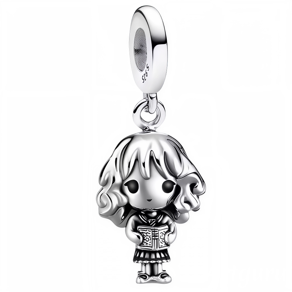 Apportez une touche d’intelligence et de charme à votre collection avec ce charm pendentif représentant Hermione, finement réalisé en Argent 925 (S925). Elle est représentée debout, les mains dans les poches, incarnant sa confiance et sa détermination légendaires. Un bijou parfait pour les fans de la saga Harry Potter qui souhaitent afficher leur admiration pour cette héroïne emblématique.