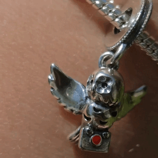 Portez avec vous un symbole de fidélité et de sagesse avec ce magnifique pendentif représentant Hedwige, le hibou emblématique de Harry Potter. Fabriqué en argent sterling 925, ce pendentif de haute qualité capture les détails gracieux et majestueux d'Hedwige, avec des ailes déployées et des yeux perçants. Parfait pour les fans de la saga, ce pendentif ajoute une touche de magie et de nostalgie à votre collier ou bracelet, rendant hommage à l'amie loyale de Harry.