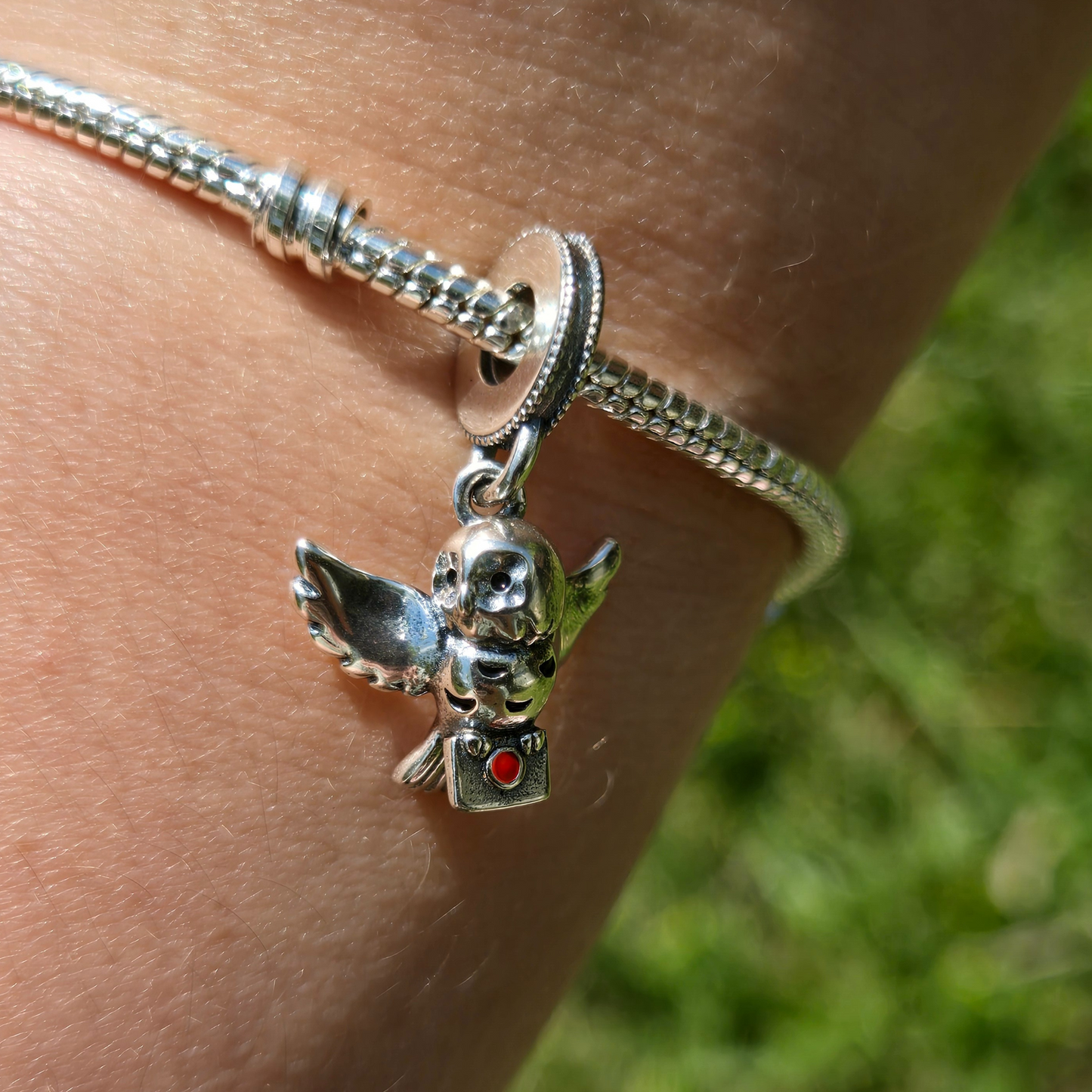 Portez avec vous un symbole de fidélité et de sagesse avec ce magnifique pendentif représentant Hedwige, le hibou emblématique de Harry Potter. Fabriqué en argent sterling 925, ce pendentif de haute qualité capture les détails gracieux et majestueux d'Hedwige, avec des ailes déployées et des yeux perçants. Parfait pour les fans de la saga, ce pendentif ajoute une touche de magie et de nostalgie à votre collier ou bracelet, rendant hommage à l'amie loyale de Harry.