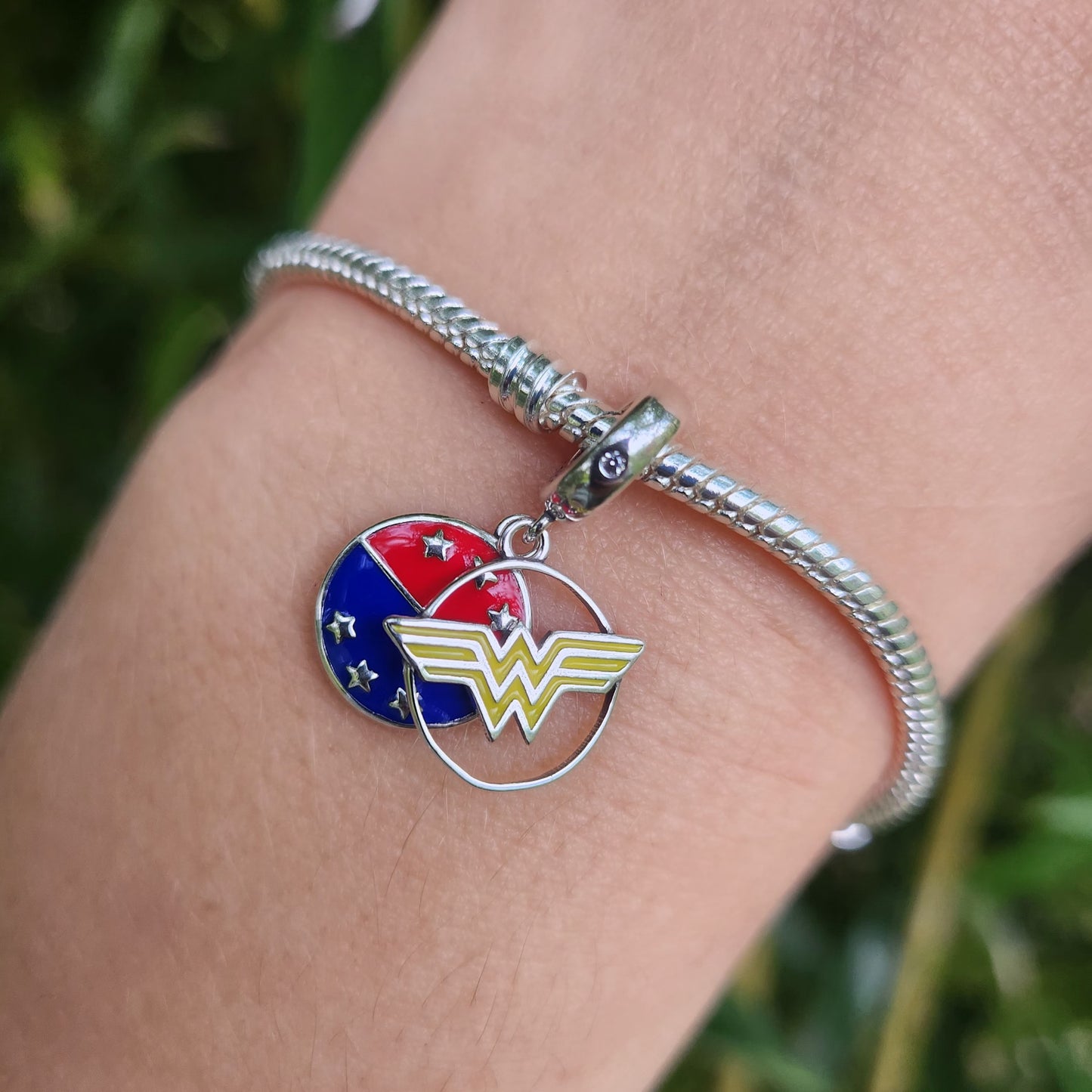 Incarnez la force, le courage et la grâce avec ce Charm Pendentif représentant l'Insigne de Wonder Woman, l'une des héroïnes les plus emblématiques de DC Comics. Fabriqué en argent sterling S925, ce pendentif arbore le symbole distinctif "WW" de Wonder Woman, capturant toute la puissance et l'aura mythique de l'amazone. Son design épuré et élégant en fait un accessoire idéal pour ceux qui cherchent à ajouter une touche de féminité et de puissance à leur collection.