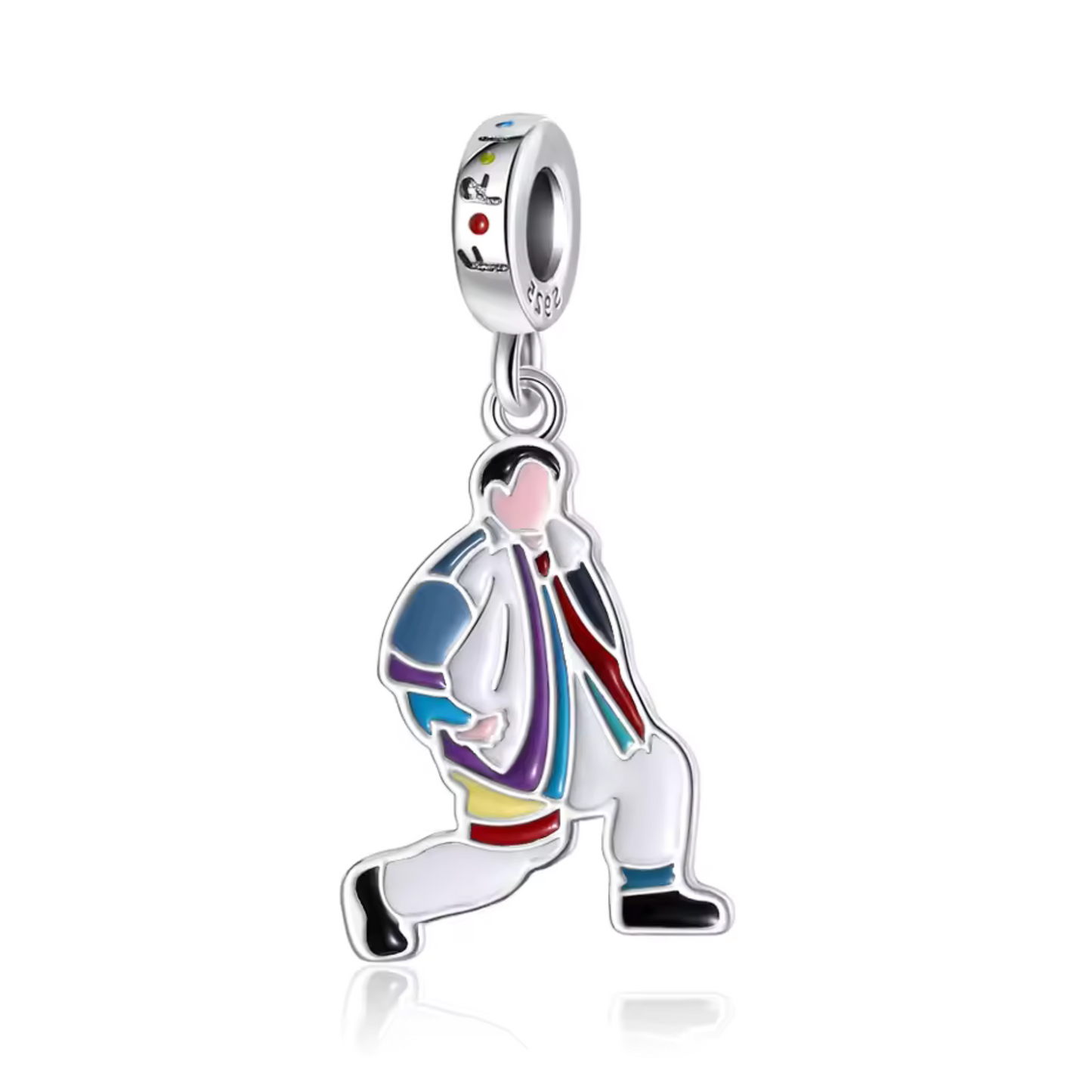 Revivez le moment iconique de Joey Tribbiani dans Friends avec ce charm inspiré de sa scène hilarante où il porte tous les vêtements de Chandler pour faire des flexions. Ce bijou capture l’esprit espiègle et amical de Joey, parfait pour les fans de la série qui veulent ajouter une touche de rire à leur collection.