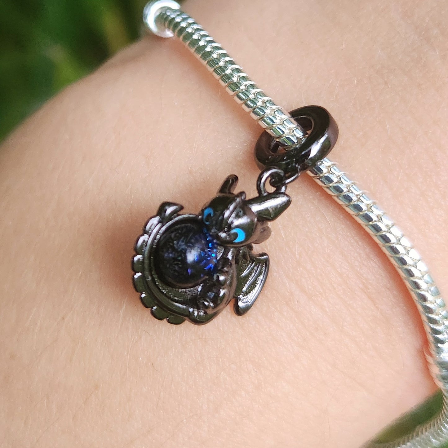 Ajoutez une touche de magie et de bravoure à votre collection avec ce charm représentant Krokmou, le dragon emblématique du film Comment Réussir son Dragon. Conçu en argent sterling S925, ce charm capture la silhouette majestueuse de Krokmou avec ses détails élégants, symbolisant la fidélité et l'amitié légendaires entre le dragon et son maître.
Ce charm est parfait pour les fans du film et ceux qui adorent les créatures mythiques et les aventures fantastiques. Compatible avec les bracelets Pandora, il app