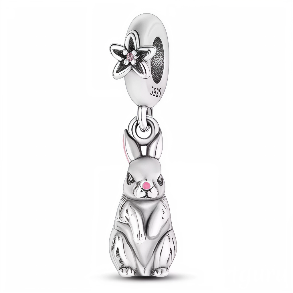 Apportez une touche de tendresse à votre collection avec ce charm pendentif en argent 925 représentant un adorable lapin debout. Avec son design raffiné et ses détails soignés, ce bijou incarne la douceur et la grâce, parfait pour les amoureux des animaux.
