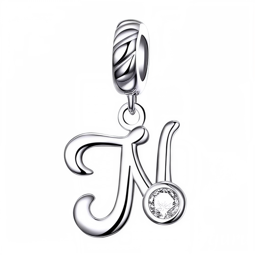 Apportez une touche élégante à votre bracelet avec ce charm pendentif en argent 925 représentant la lettre "N". Son design raffiné est sublimé par un strass blanc scintillant qui capte délicatement la lumière, offrant un bijou simple, charmant et significatif. Idéal à porter au quotidien ou à offrir en cadeau pour un style sophistiqué et personnalisé.