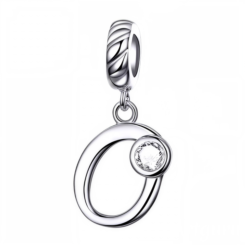 Personnalisez votre bracelet avec ce charm pendentif en argent 925 représentant la lettre "O". Son design élégant est orné d’un strass blanc scintillant qui reflète délicatement la lumière, créant un bijou simple, raffiné et plein de charme. Parfait à porter au quotidien ou à offrir en cadeau pour un style sophistiqué et significatif.