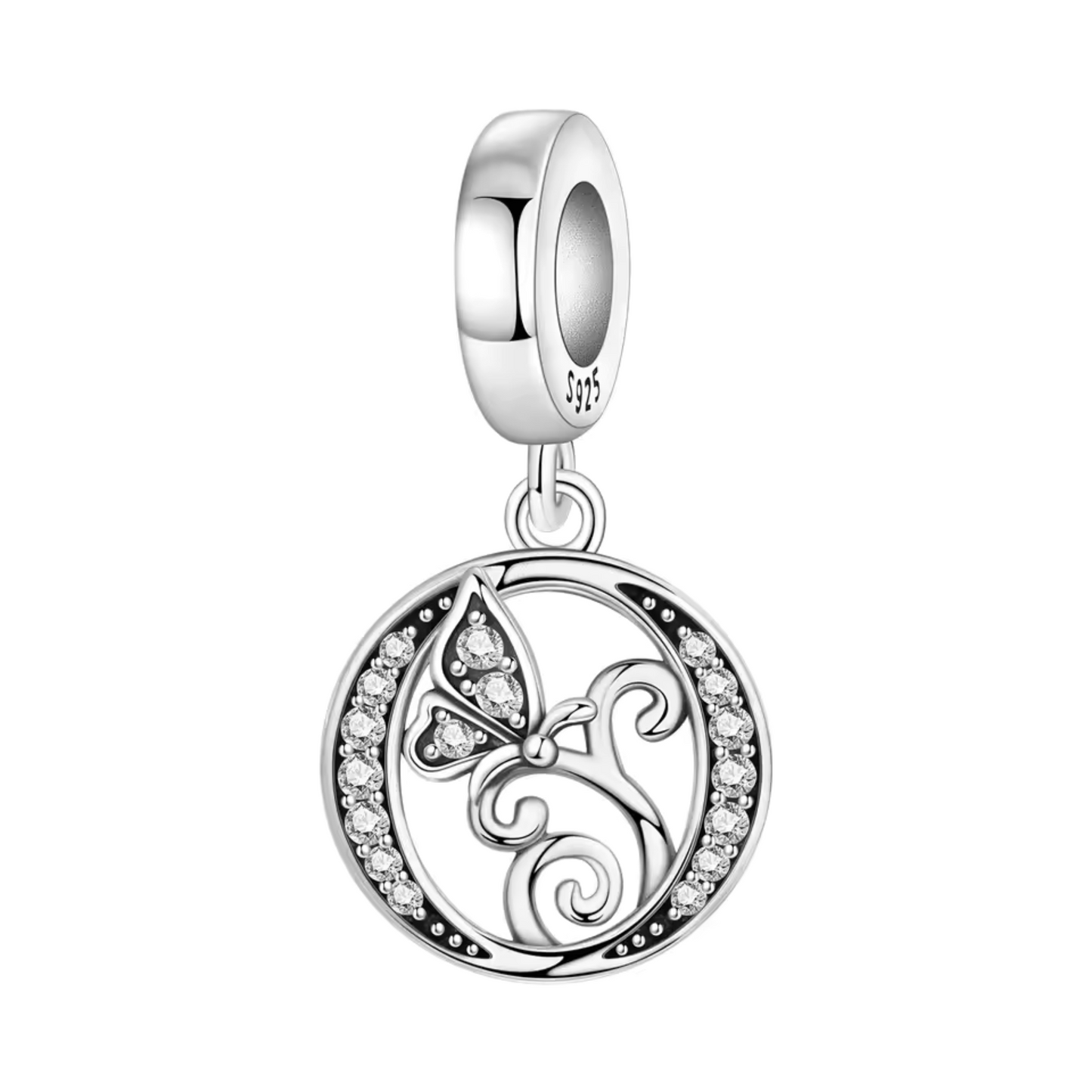 Affirmez votre style avec délicatesse grâce à ce charm pendentif en argent 925 représentant la lettre "O", finement travaillée et ornée de strass brillants. Un petit papillon argenté accompagne la lettre, évoquant la légèreté, la liberté et la transformation. Un bijou élégant et plein de symbolisme, parfait pour personnaliser votre bracelet ou offrir un cadeau unique et attentionné.