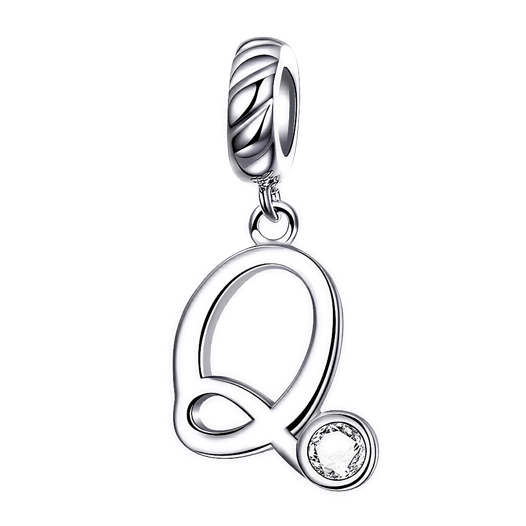 Personnalisez votre bracelet avec élégance grâce à ce charm pendentif en argent 925 représentant la lettre "Q". Son design raffiné est sublimé par un strass blanc scintillant qui reflète délicatement la lumière, offrant un bijou simple, charmant et plein de signification. Idéal à porter au quotidien ou à offrir en cadeau pour un style sophistiqué et unique.