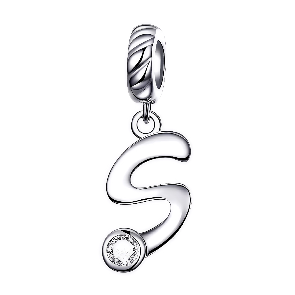 Apportez une touche élégante et personnelle à votre bracelet avec ce charm pendentif en argent 925 représentant la lettre "S". Son design raffiné est sublimé par un strass blanc scintillant qui reflète délicatement la lumière, offrant un bijou simple, charmant et plein de signification. Idéal à porter au quotidien ou à offrir en cadeau pour un style sophistiqué et unique.