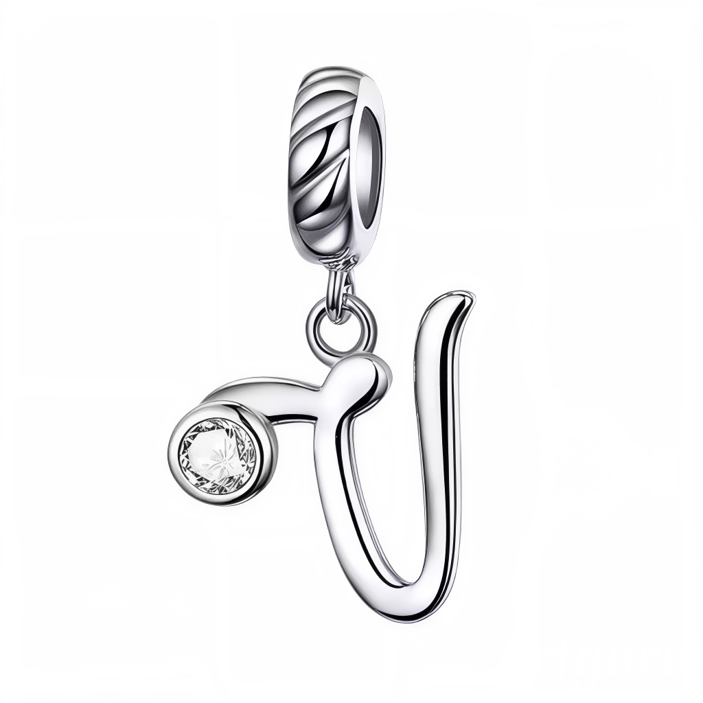 Personnalisez votre bracelet avec ce charm pendentif en argent 925 représentant la lettre "V". Son design élégant est sublimé par un strass blanc scintillant qui capte délicatement la lumière, offrant un bijou simple, raffiné et plein de charme. Idéal à porter au quotidien ou à offrir en cadeau pour un style sophistiqué et significatif.