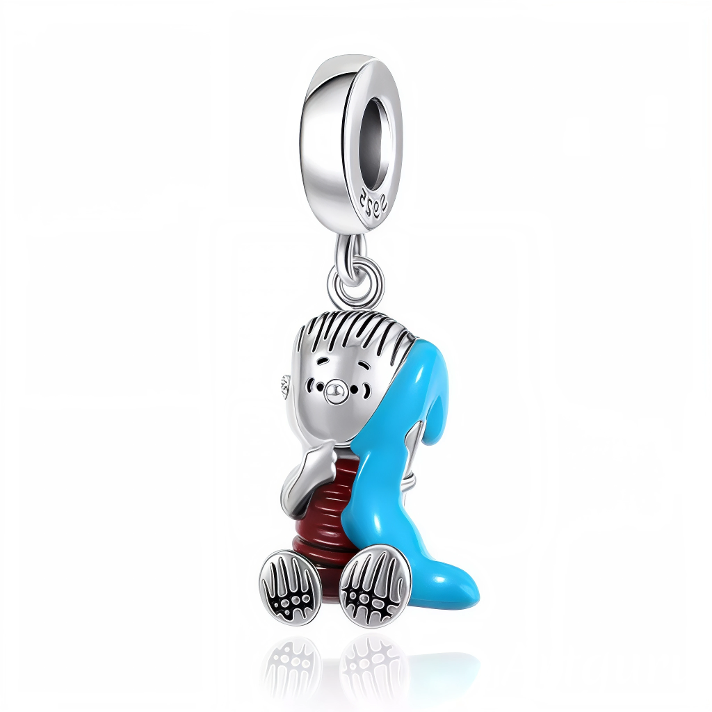Linus, toujours accompagné de sa précieuse couverture bleue, arrive dans votre collection de charms avec ce pendentif en argent 925 qui capture toute sa douceur et sa sagesse enfantine. Assis, le regard rêveur, il incarne la tendresse et la réflexion de ce personnage inoubliable de Peanuts. Un charm délicat et émouvant, parfait pour les amateurs de l’univers tendre et authentique de Schulz.