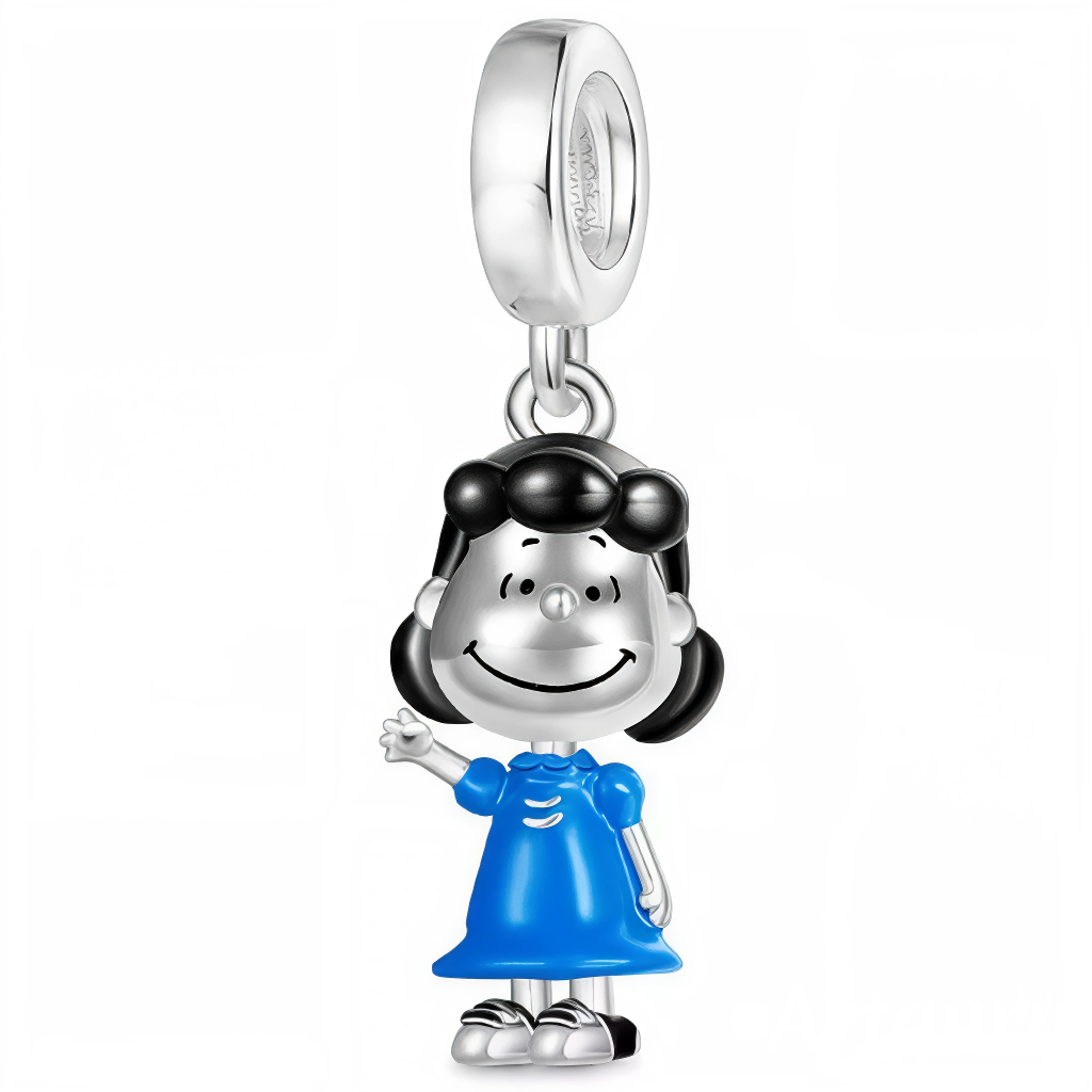 Apportez une touche d’audace et de bonne humeur à votre collection avec ce charm pendentif en argent 925 représentant Lucy dans sa robe bleue iconique, levant la main pour dire bonjour. Un bijou plein de caractère qui capture l’esprit vif et attachant de l’univers Peanuts.
