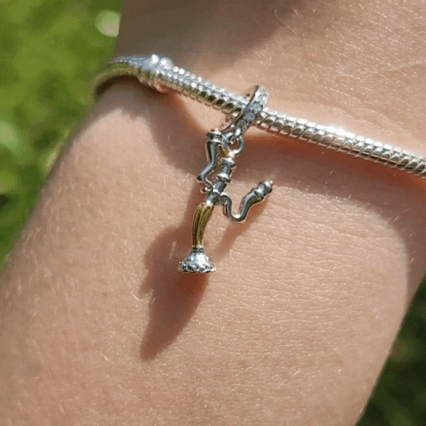 Faites briller votre collection avec l’élégance enjouée de Lumière, le célèbre chandelier de La Belle et la Bête. Ce charm en argent 925 capture toute la personnalité chaleureuse et raffinée du personnage, avec ses bras candélabres et son sourire accueillant. Un bijou étincelant qui évoque la magie, l’hospitalité et l’esprit inoubliable du conte enchanté.