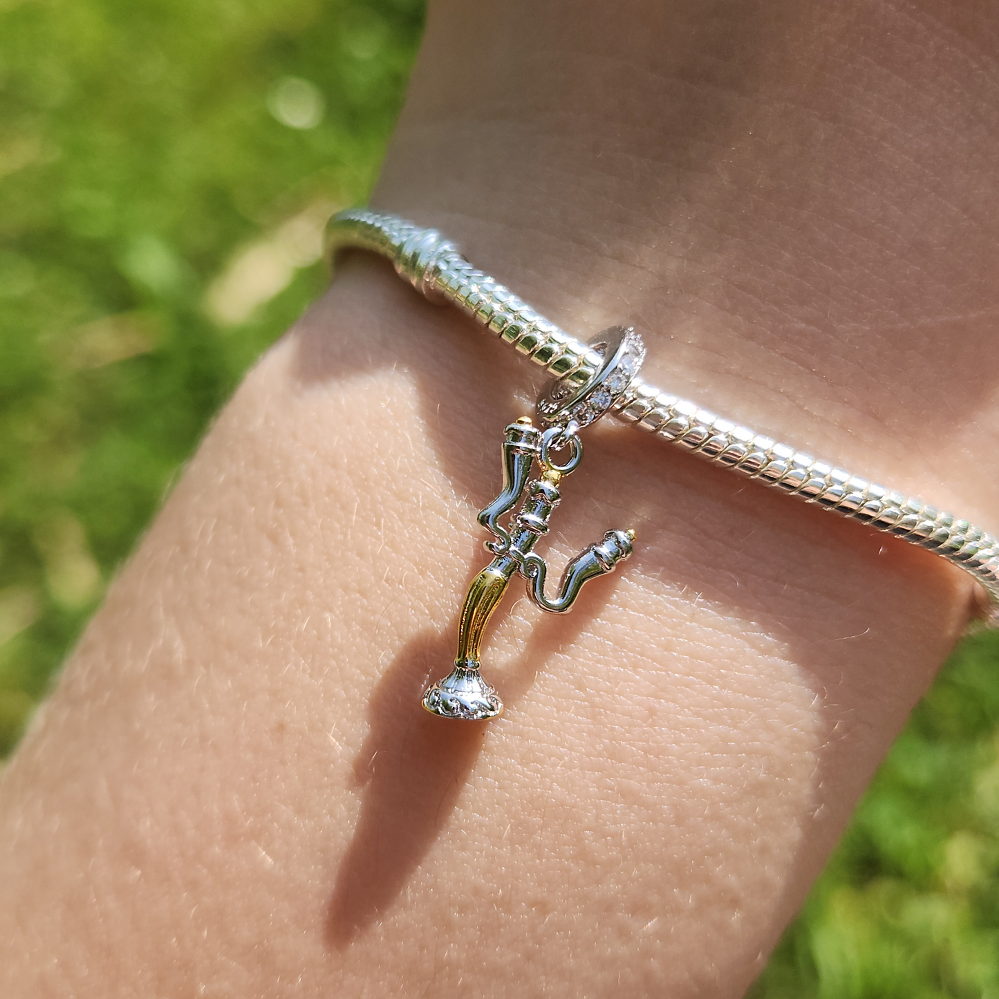Faites briller votre collection avec l’élégance enjouée de Lumière, le célèbre chandelier de La Belle et la Bête. Ce charm en argent 925 capture toute la personnalité chaleureuse et raffinée du personnage, avec ses bras candélabres et son sourire accueillant. Un bijou étincelant qui évoque la magie, l’hospitalité et l’esprit inoubliable du conte enchanté.