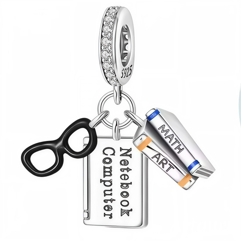 Affichez votre passion pour le savoir et la diversité des matières avec ce charm pendentif en argent 925. Il rassemble élégamment une paire de lunettes noires stylées et un trio de livres minutieusement détaillés, dont un livre gravé "Notebook Computer", ainsi que deux autres marqués "Math" et "Art". Ce bijou incarne la curiosité intellectuelle, la créativité et l’esprit studieux, parfait pour les étudiants, enseignants ou amoureux des belles disciplines.
