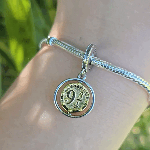 Plongez dans l'univers magique de Harry Potter avec ce charm pendentif Médaillon 9 3/4, un symbole emblématique de la saga. Représentant l'entrée secrète du quai 9 3/4, là où commence le voyage vers Poudlard, ce charm est un hommage parfait aux fans du célèbre sorcier. Il capture l'esprit d'aventure et de mystère qui entoure chaque rentrée scolaire à Poudlard.