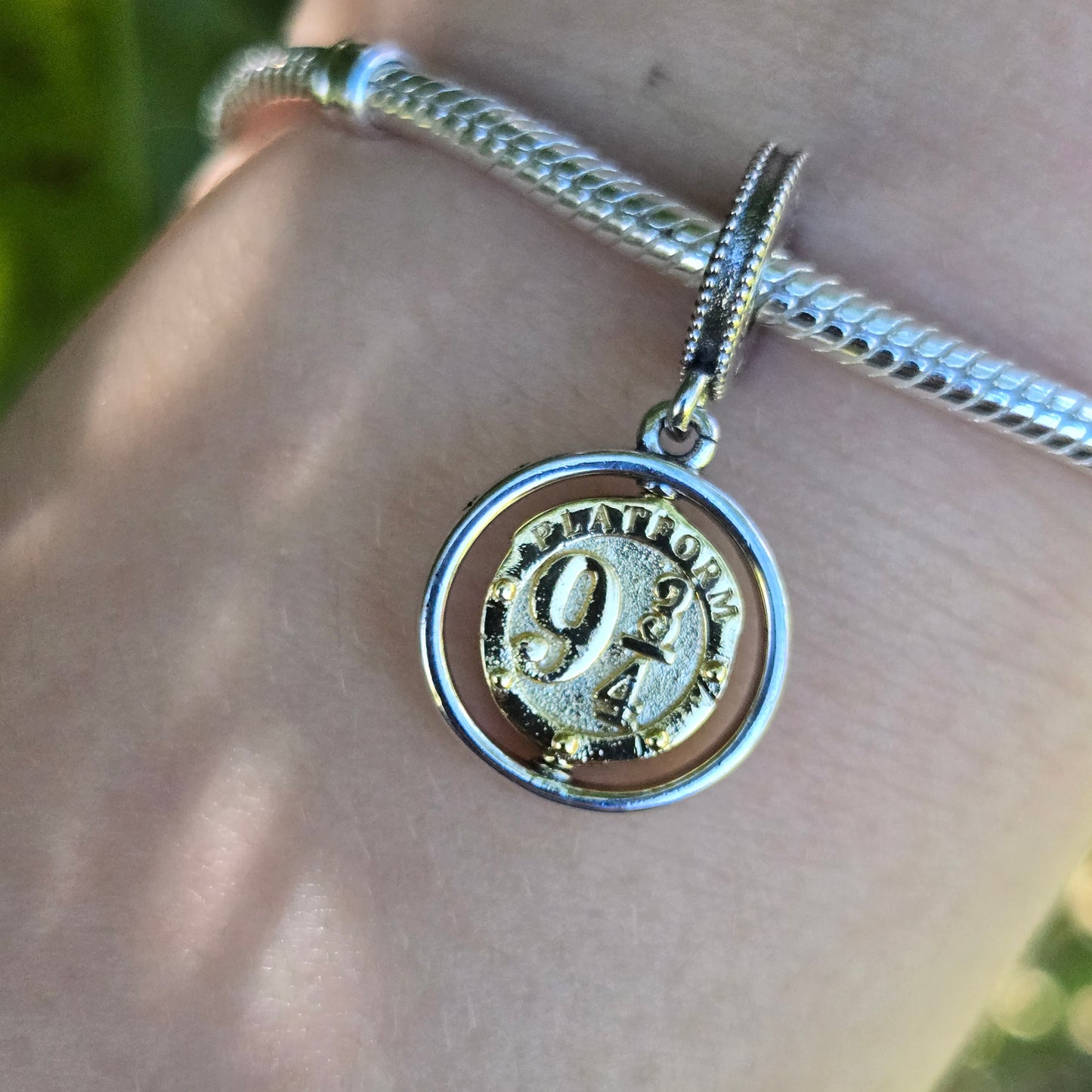 Plongez dans l'univers magique de Harry Potter avec ce charm pendentif Médaillon 9 3/4, un symbole emblématique de la saga. Représentant l'entrée secrète du quai 9 3/4, là où commence le voyage vers Poudlard, ce charm est un hommage parfait aux fans du célèbre sorcier. Il capture l'esprit d'aventure et de mystère qui entoure chaque rentrée scolaire à Poudlard.