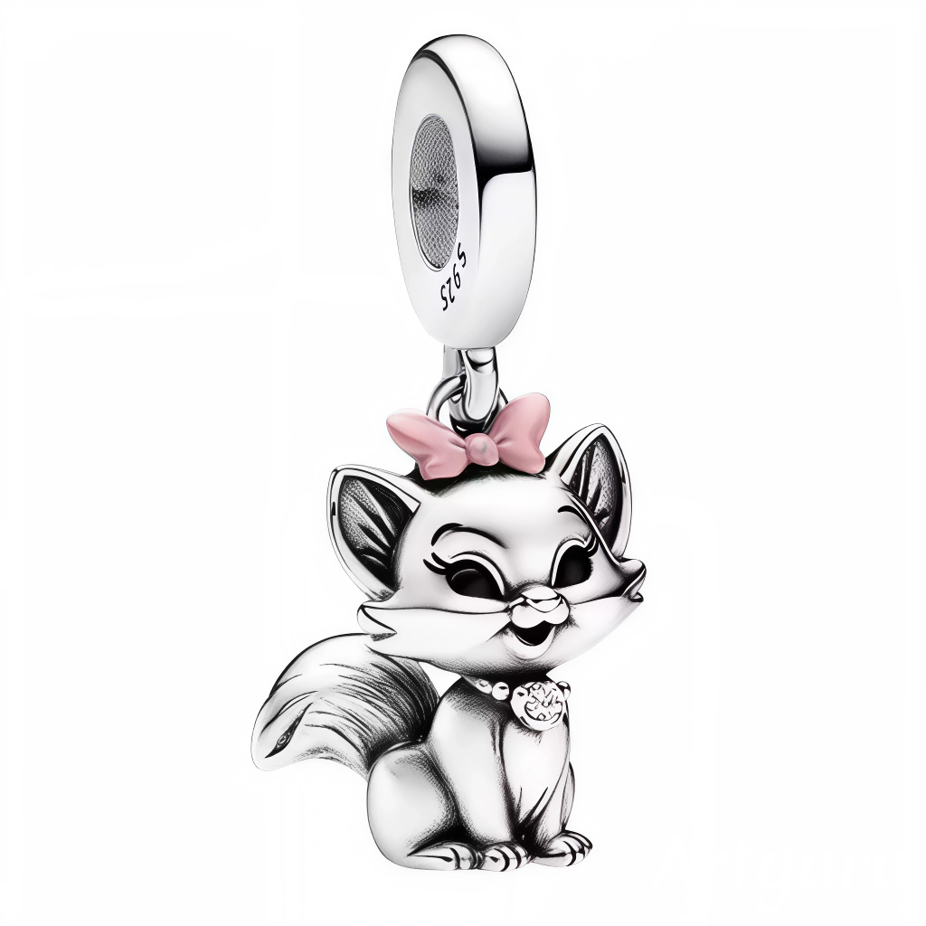 Apportez une touche d’élégance et de charme à votre collection avec ce charm pendentif représentant Marie, la ravissante chatte blanche des Aristochats. Finement travaillé en finition argentée brillante, ce bijou met en valeur son célèbre nœud rose délicatement posé sur la tête, symbole de sa douceur et de sa grâce. Une pièce parfaite pour les amateurs de Disney et les passionnés de félins sophistiqués.