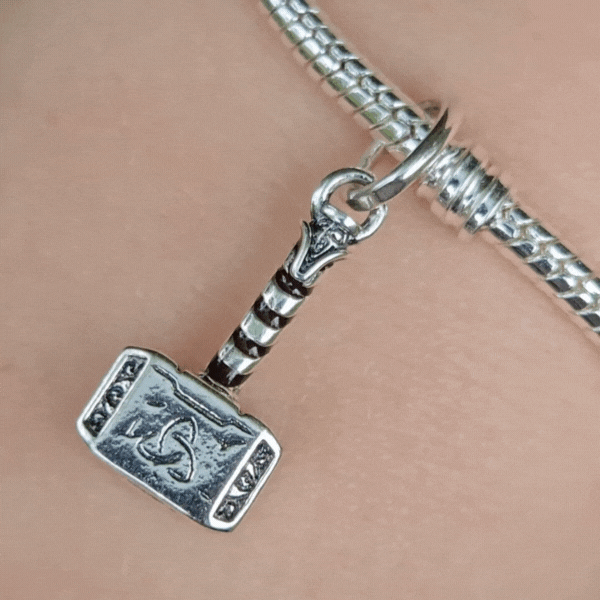 Apportez une touche divine et héroïque à votre collection avec ce charm représentant Mjolnir, le marteau légendaire de Thor. Fabriqué en argent sterling 925, ce charm de haute qualité est compatible avec tous les bracelets Pandora, garantissant une intégration parfaite à votre bijou préféré. Idéal pour les fans de Thor et de l'univers Marvel, ce charm capture la puissance et l'autorité du dieu du tonnerre, ajoutant une note de force et de mythologie nordique à votre bracelet.