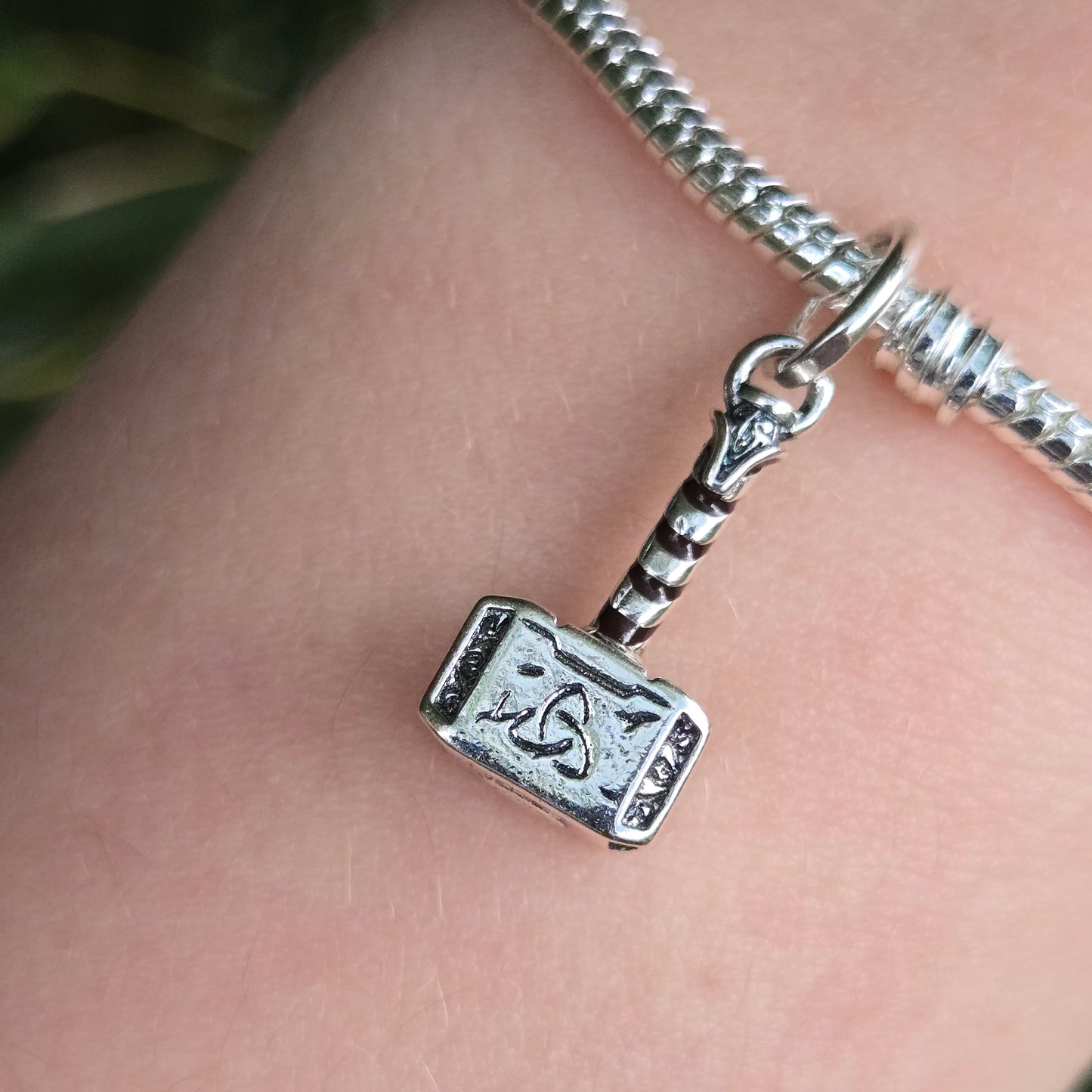 Apportez une touche divine et héroïque à votre collection avec ce charm représentant Mjolnir, le marteau légendaire de Thor. Fabriqué en argent sterling 925, ce charm de haute qualité est compatible avec tous les bracelets Pandora, garantissant une intégration parfaite à votre bijou préféré. Idéal pour les fans de Thor et de l'univers Marvel, ce charm capture la puissance et l'autorité du dieu du tonnerre, ajoutant une note de force et de mythologie nordique à votre bracelet.