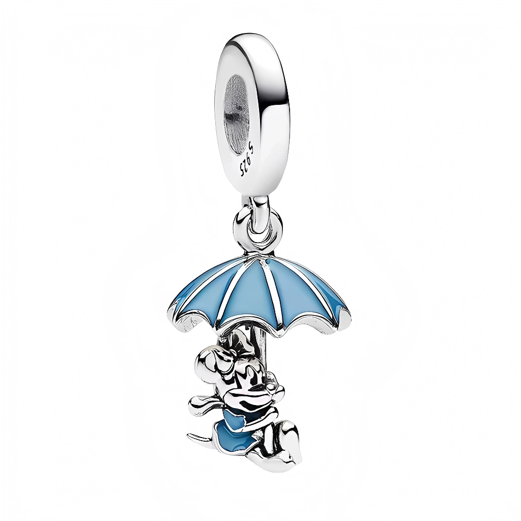 Laissez-vous emporter par la fantaisie avec ce charm pendentif en argent 925 représentant Mickey suspendu à un parapluie bleu, prêt à s’envoler vers de nouvelles aventures. Habillé dans des tons bleus assortis, ce bijou poétique capture l'esprit rêveur et enjoué de Mickey, idéal pour ceux qui aiment l'élégance légère et l’univers magique de Disney.