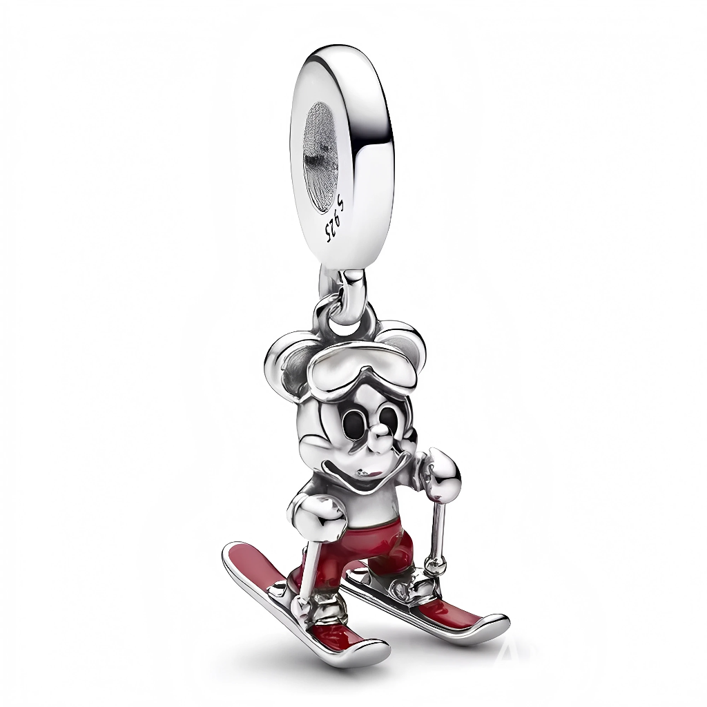 Faites le plein d’énergie et d’esprit hivernal avec ce charm pendentif en argent 925 représentant Mickey en pleine descente à ski. Avec ses skis rouges éclatants et son style dynamique, ce bijou capture l’amusement des sports d’hiver et la joie contagieuse de Mickey. Parfait pour les amoureux de la montagne, de la neige… et bien sûr, de Disney !