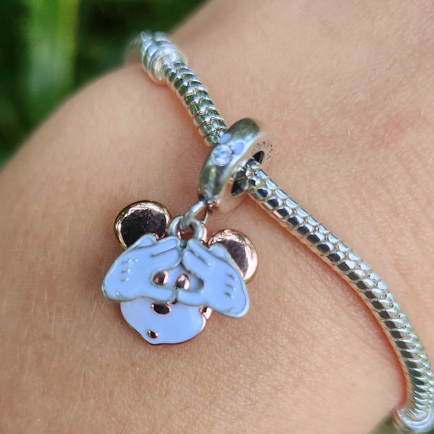 Exprimez votre amour pour l'icône intemporelle de Disney avec ce charm pendentif mettant en vedette Mickey Mouse. Fabriqué en argent sterling 925, ce pendentif capture le charme irrésistible de Mickey avec des détails élégants et une finition brillante. Parfait pour les fans de Disney et les collectionneurs de bijoux, ce charm ajoute une touche joyeuse à votre bracelet ou collier, célébrant le personnage emblématique de Mickey Mouse.