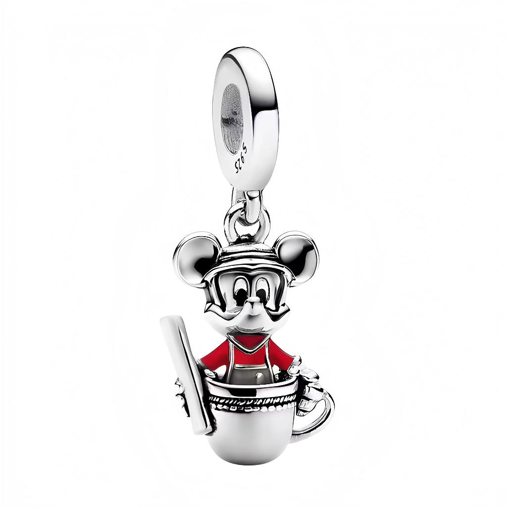 Commencez la journée avec une dose de bonne humeur Disney grâce à ce charm pendentif en argent 925 mettant en scène Mickey Mouse confortablement installé dans une tasse de café. Habillé de sa célèbre veste rouge, Mickey semble prêt à partager un moment chaleureux et réconfortant. Ce bijou unique mêle fantaisie, tendresse et une pointe d’humour pour les amoureux de Disney… et de café !