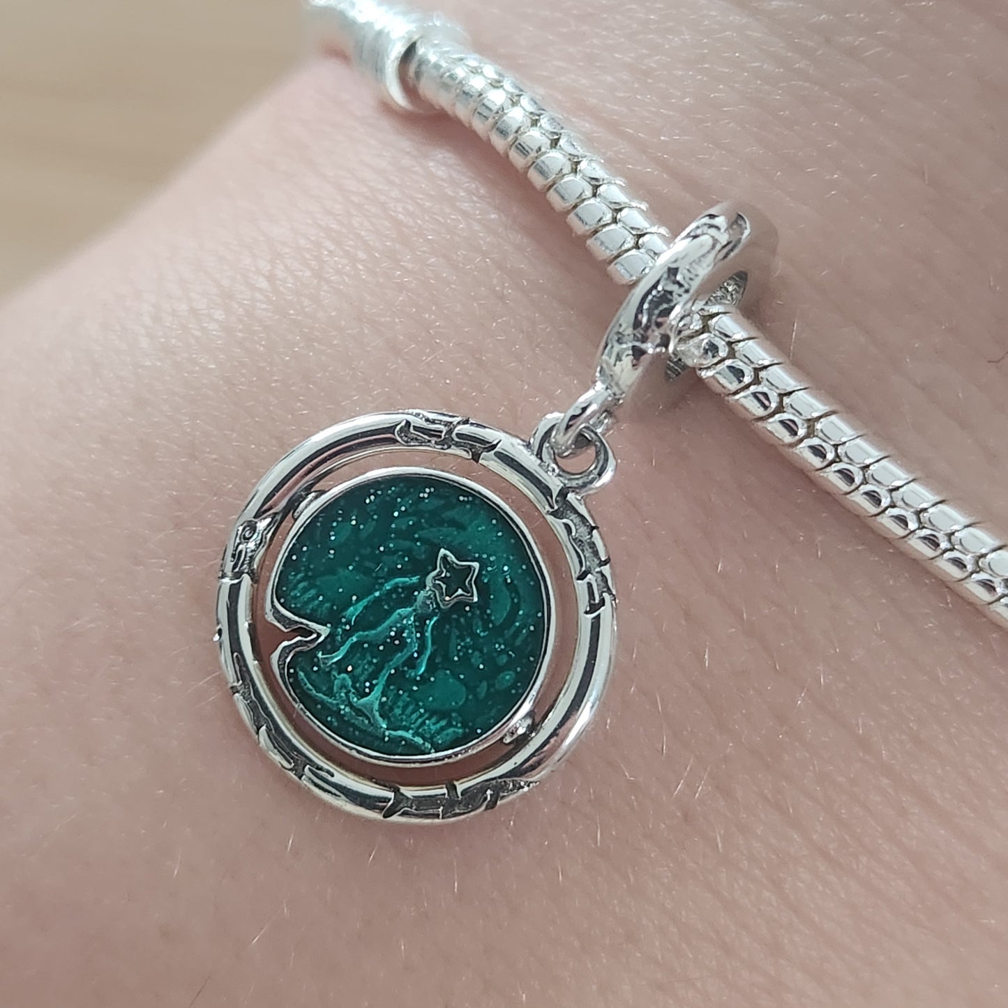 Ajoutez une touche mystérieuse et fascinante à votre collection avec ce charm Monde à l’Envers inspiré de Stranger Things. Confectionné en métal noirci avec des détails raffinés, ce charm représente une scène emblématique du monde alternatif, évoquant l’obscurité et l’aventure de cette dimension parallèle. Les motifs de l'Upside Down, associés à une ambiance sombre et intrigante, en font un bijou parfait pour les fans qui veulent afficher leur passion pour l'univers fantastique des années 80. Compatible ave